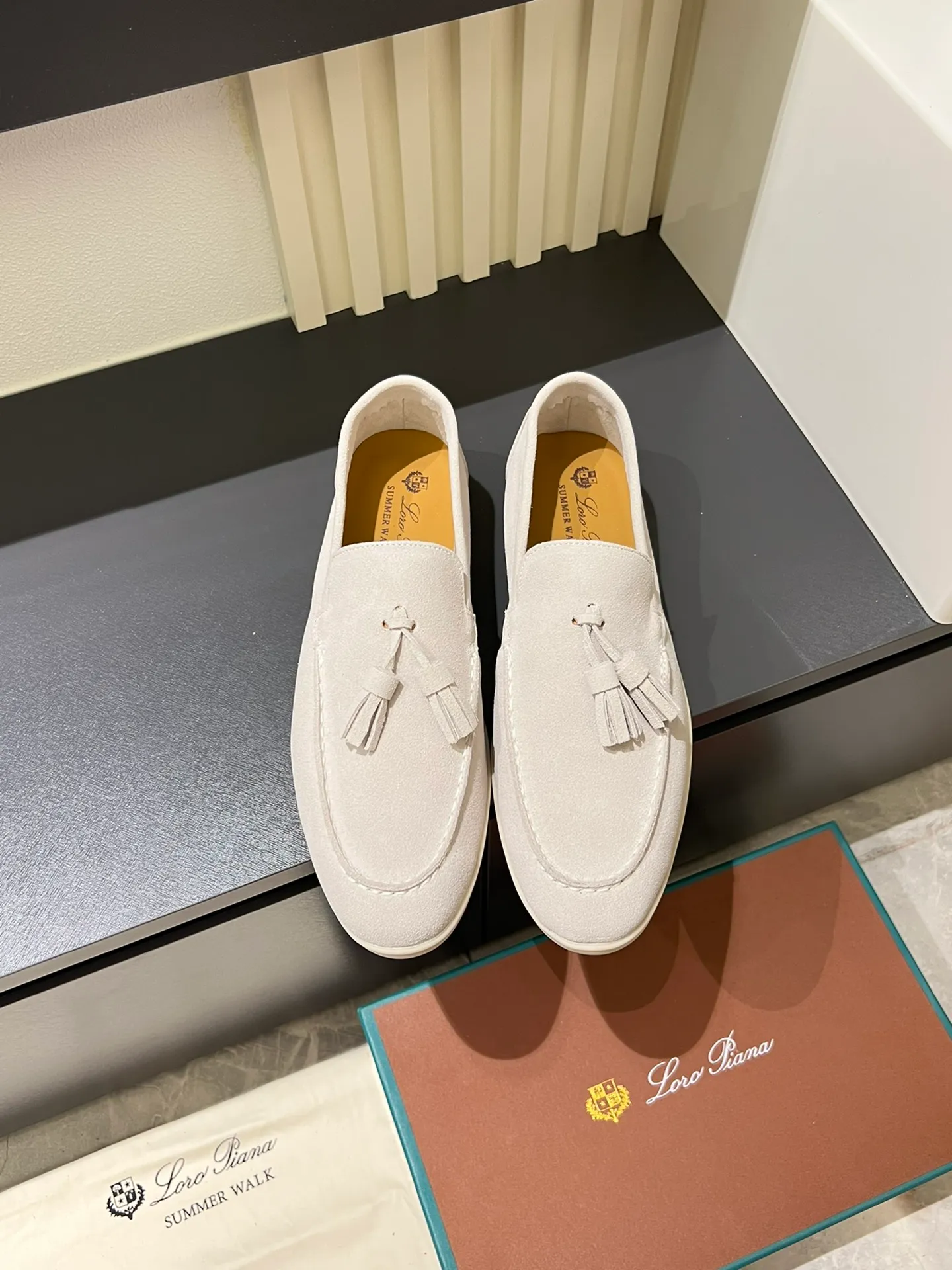 Men's shoes 💰p360 "Loro men's shoes 💰pian'*" Classic L men's shoes for couples 💰p Top version British flat loafers, a must-have item in old money style, the minimalist design is eye-catching and durable, a plus point for dressing The soft foot feel and texture are outstanding. They don’t scratch your feet and are very nice. They are matched with soft and waxy soles. They can be worn daily for a long time without getting tired. They are easy to wear, versatile and classic items, with perfect foot feel and texture! Imported cashmere fabric, the lining is made of imported A-grade water-dyed cow lining, the top version of the genuine leather midsole is sewn with pure handmade mark thread! Size: Female 35-40 (34. Customized) Male 38-44 (45.46. Customized)